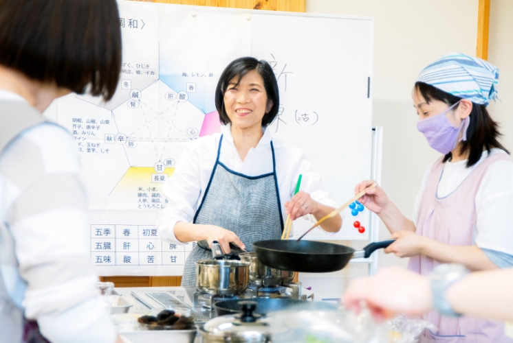 料理する髙津もろみ先生