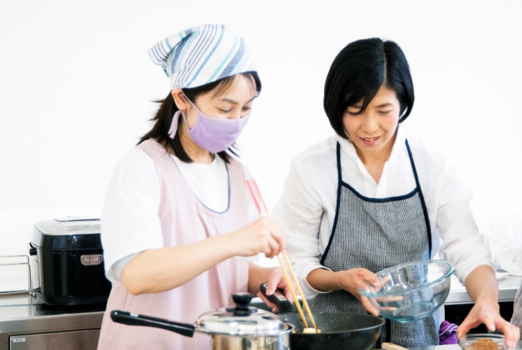 料理する髙津もろみ先生